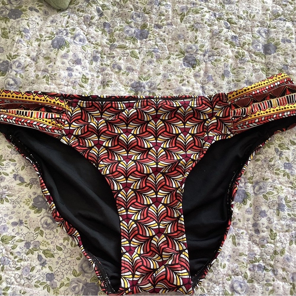La vie en Rose Geometric Bikini Bottom. Size small.  B6